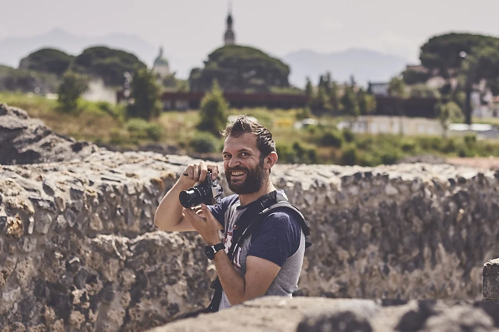 Frédéric Hiard, photographe et formateur photo, souriant appareil à la main